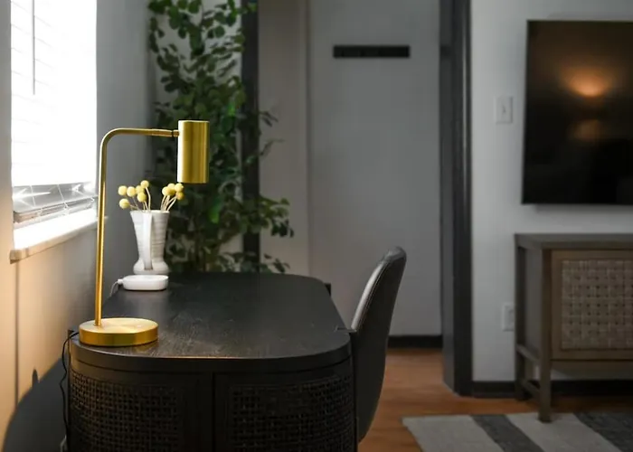 Hostwise - The Butler - Prime 1br Butler St Apt, Across From Umami *