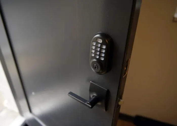 Hostwise - The Butler - Prime 1br Butler St Apt, Across From Umami *