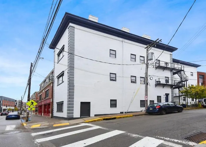 Hostwise - The Butler - Prime 1br Butler St Apt, Across From Umami Apartment *
